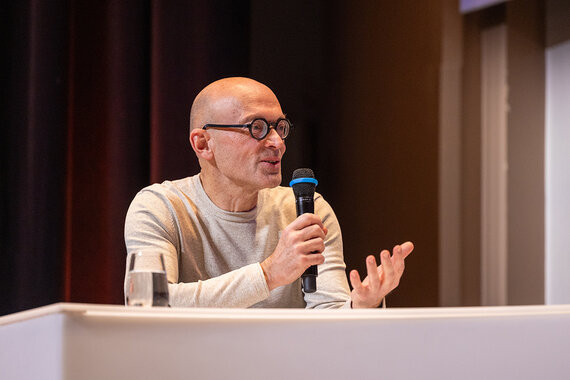 cérémonie de la remise de la médaille d'or de l'innovation du CNRS à Alain Wagner