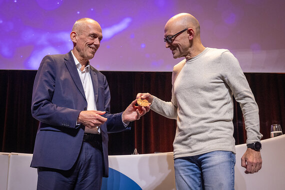 cérémonie de la remise de la médaille d'or de l'innovation du CNRS à Alain Wagner