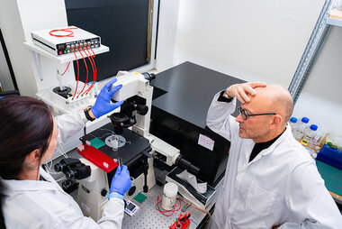 Alain Wagner, médaillé de l'innovation du CNRS, durant le criblage à haut débit de cellules sécrétant des anticorps