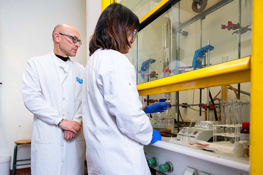Alain Wagner observe une réaction de synthèse d'un surfactant